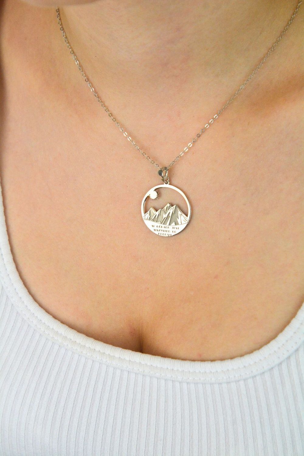 Srebrny naszyjnik z motywem gór (925) – DIA-NSZ-NR R440-925. Personalizacja z grawerem gratis! Idealny prezent dla miłośnika natury. Bez niklu, regulowana długość, eleganckie opakowanie.1.jpg